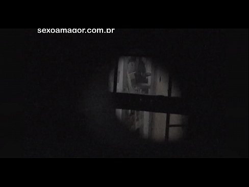 ❤️ ブロンドが空洞のレンガの後ろに隠れた近所の盗撮犯に密かにビデオ撮影される ❤️❌ ポルノfb ❌️